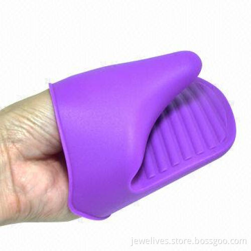 Brand new silicone oven mitts in elegant purple